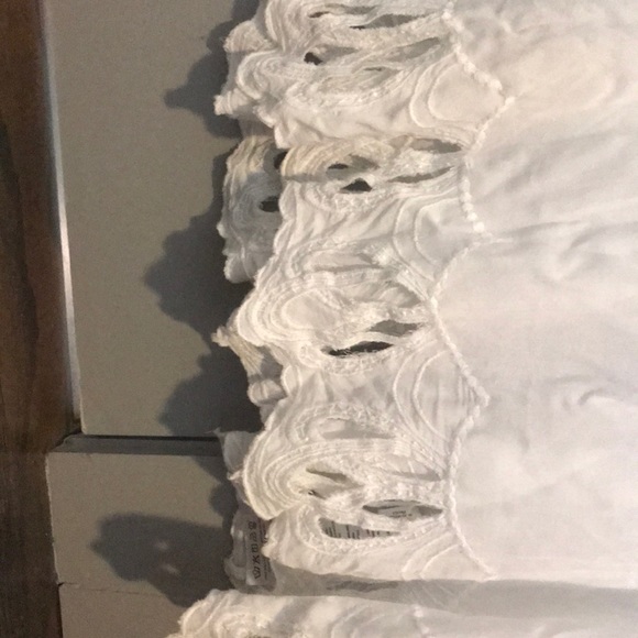 Volcom White tank top with scallop detailing - Picture 2 of 3